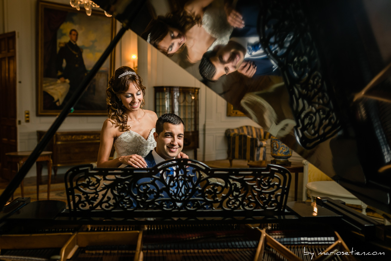 Novios en el salón del piano en el Palacio de la Magdalena después de casarse