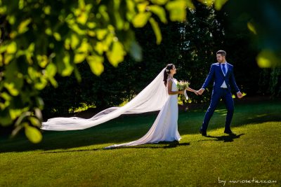 novios de la mano en la Finca Rovallines de bodas en Cantabria