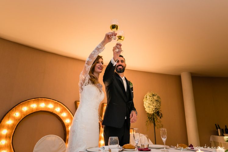 Novios brindando durante una boda en Villacarriedo