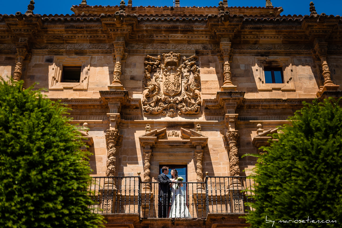 Sesión de novios en el balcón del Palacio de Soñanes