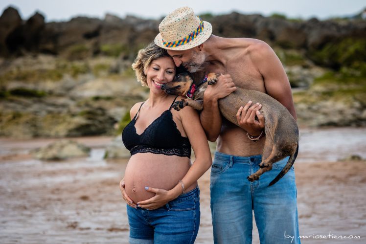 Embaraza con su pareja y con su perro