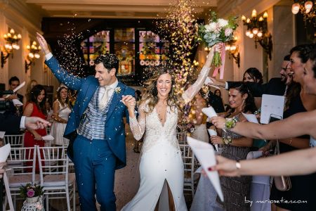 Novios recién casados saliendo de la ceremonia en el Casino de Santander