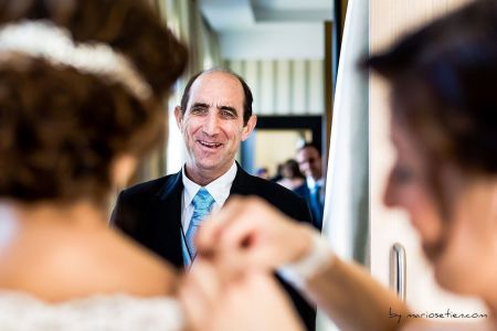 Sorpresa del padre de la novia al verla vestida de novia en los preparativos antes de la boda en el Hotel Sardinero de Santander