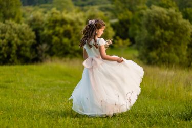 Reportaje de fotos de comunión de una niña en Miengo Cantabria, que está bailando