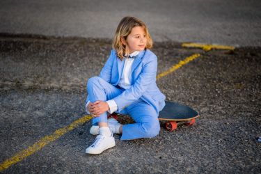 Sesión de fotos de Primera Comunión en San Vicente de la Barquera con un skate
