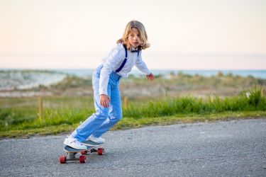 Sesión de fotos de Primera Comunión en San Vicente de la Barquera con un skate